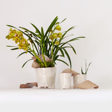 Vaso avorioi con fiori in rilievo - vendita online su In-Vasi