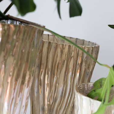 Vaso  in ceramica smaltata con ossidi d'argento color perla a coste verticali