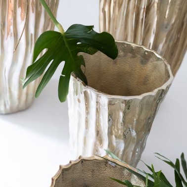 Vaso  in ceramica smaltata con ossidi d'argento color perla a coste verticali