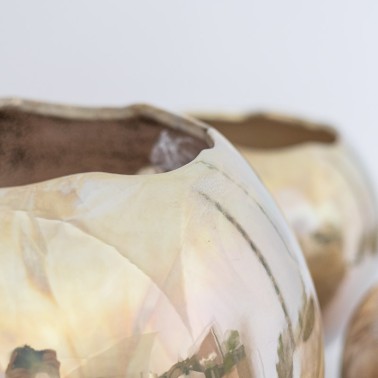 Vaso tondo in ceramica smaltata con ossidi d'argento color perla