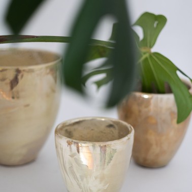 Vaso svasato in ceramica smaltata con ossidi d'argento color perla