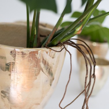 Vaso svasato in ceramica smaltata con ossidi d'argento color perla