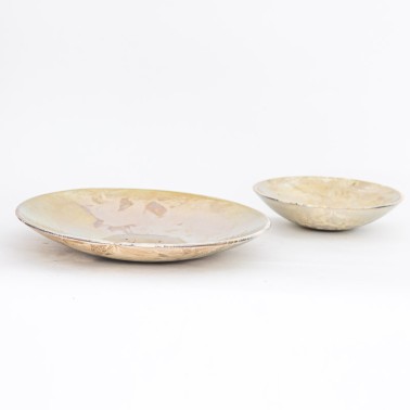 Piatto in ceramica smaltata con ossidi d'argento color perla