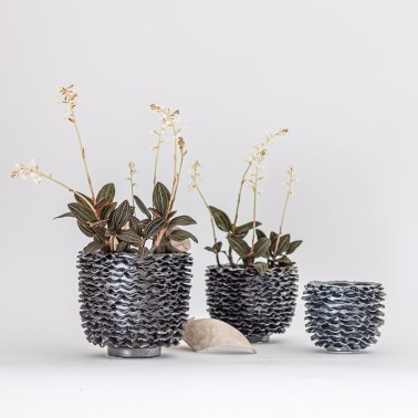 Vaso in porcellana color antracite a balze orizzontali - vendita online su In-Vasi