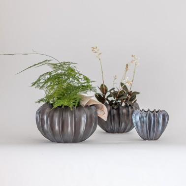 Vaso in porcellana color antracite a coste verticali - online In-Vasi