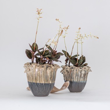 Vaso in ceramica smaltata con fiori in rilievo