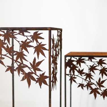 Alzata in metallo arrugginito con foglie di acero - online su In-Vasi