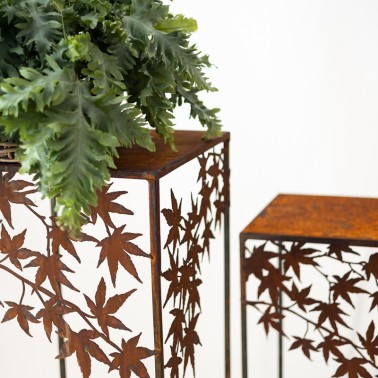 Alzata in metallo arrugginito con foglie di acero - online su In-Vasi