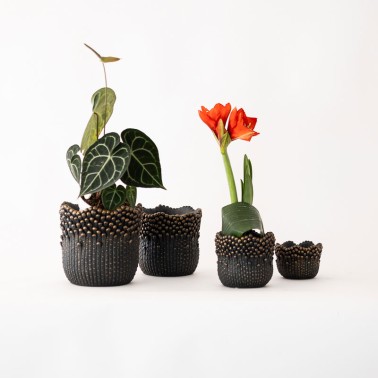 Vaso nero moderno con dettagli color oro - vendita online su In-Vasi