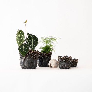 Vaso nero moderno con dettagli color oro - vendita online su In-Vasi