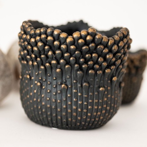 Vaso nero moderno con dettagli color oro - vendita online su In-Vasi