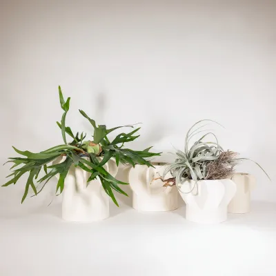 Vaso etnico bianco con elementi verticali - vendita online su In-Vasi