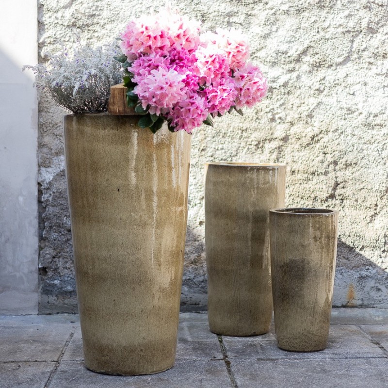 Vaso alto cilindrico svasato in terracotta smaltata color cammello sfumato