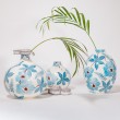 Vaso porcellana ovale e sferico con collo bianco azzurro con fiori