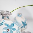 Vaso porcellana ovale e sferico con collo bianco azzurro con fiori