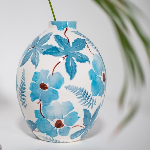 Vaso porcellana ovale e sferico con collo bianco azzurro con fiori