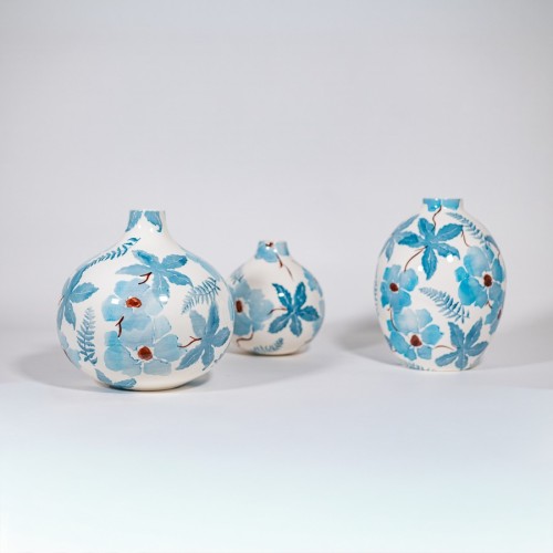Vaso porcellana ovale e sferico con collo bianco azzurro con fiori
