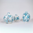 Vaso porcellana ovale e sferico con collo bianco azzurro con fiori