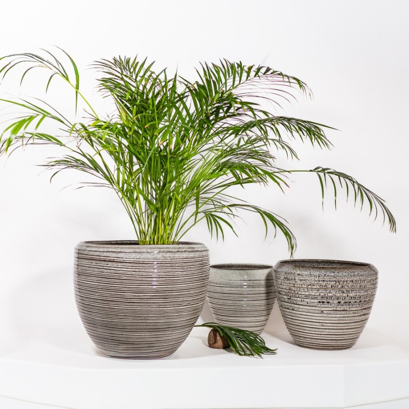 Vaso tondo in ceramica lucido con linee in rilievo orizzontali