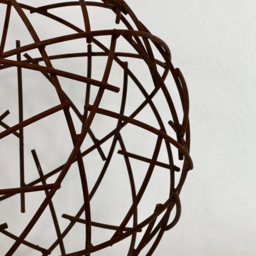 Sfera decorativa moderna in ferro arrugginito