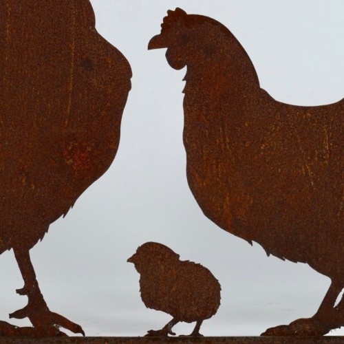 Galli, galline e pulcini su asta in ferro arrugginito