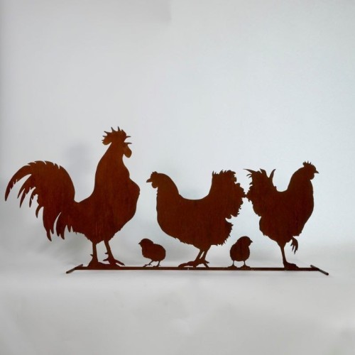 Galli, galline e pulcini su asta in ferro arrugginito