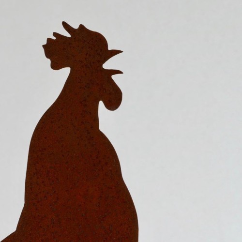 Gallo su asta verticale in ferro arrugginito