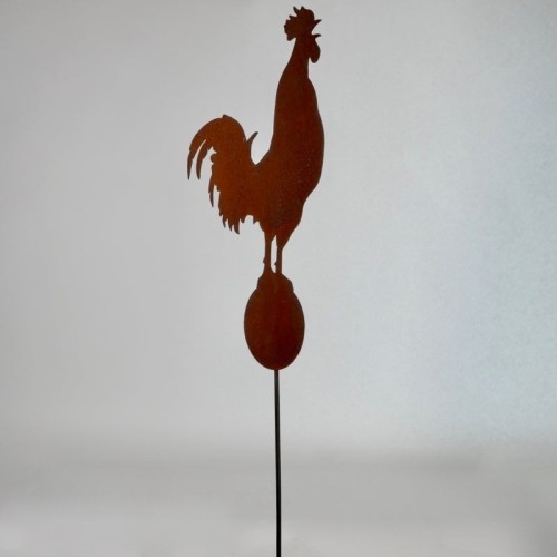 Gallo su asta verticale in ferro arrugginito