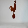 Gallo su asta verticale in ferro arrugginito